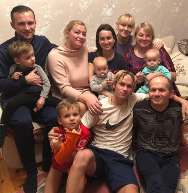 Mykhailo Mudryk with his family